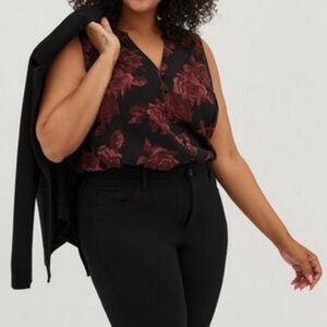 Torrid Harper Gauze Black Red Roses
Sleeveless‎ Button-Front Blouse. Size 4X.